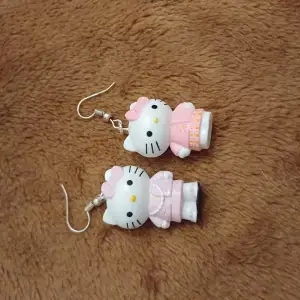 Små hellokitty figurer omgjorda till örhängen🩷