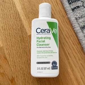 Cerave cleanser - Cerave cleanser som återfuktar huden, främst för torr hud men funkar för alla! Säljer pga använder inte💓ungefär 50% produkt kvar😘