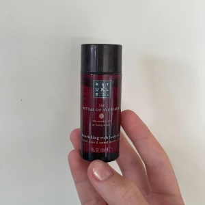 Rituals kroppsolja - En kroppsolja från rituals som luktar SÅÅ DRÖMMIGT😍indian rose och sweet almond oil infused💕