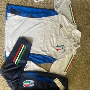 Helt ny italien tracksuit - Snygg Italien tracksuit som är helt oanvänd, säljer då den var för liten, pris kan diskuteras 