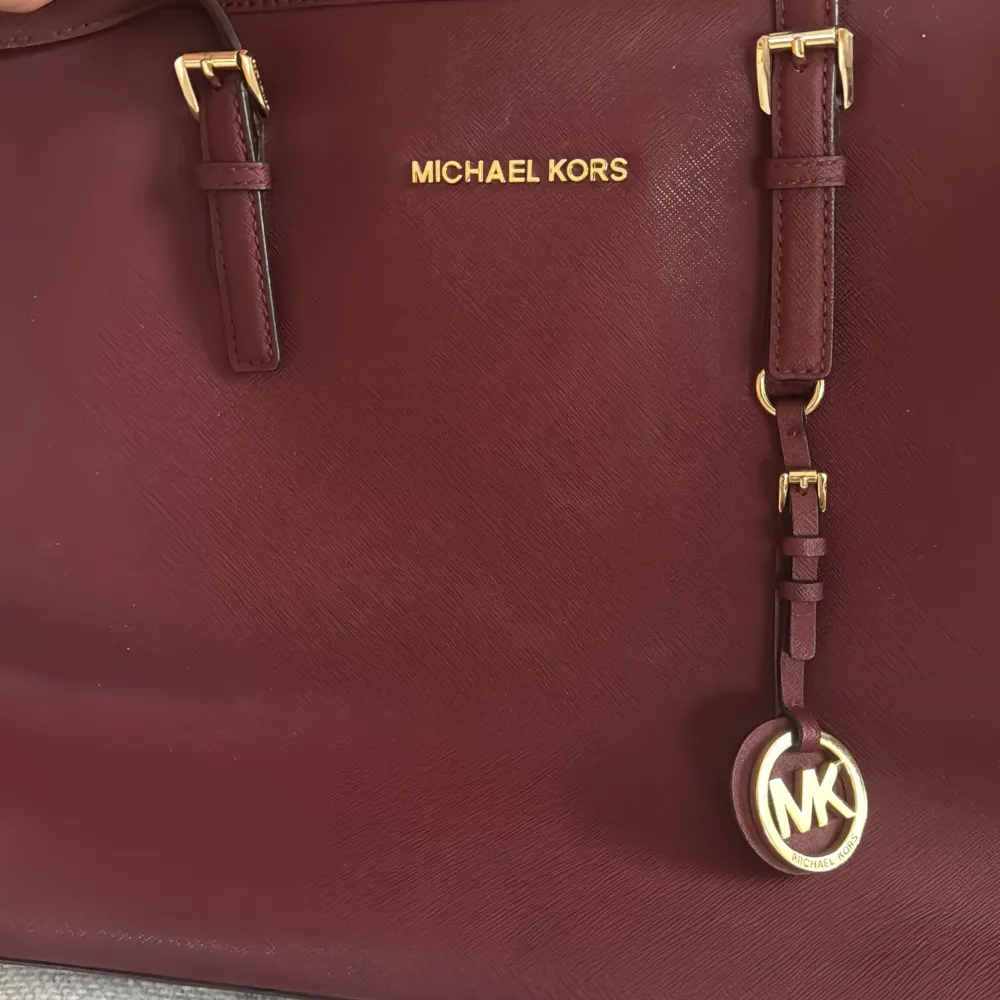 Micheal kors tote bag  Färg vinröd  Sparsamt använd  Äkta kommer med dustbag . Väskor.