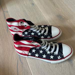 Converse skor med amerikanska flaggan. Storlek 35. Använda fåtal gånger, är i bra skick.