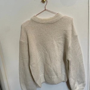 NA-KD Stickad tröja  - En crémevit stickad tröja från NA-KD. 