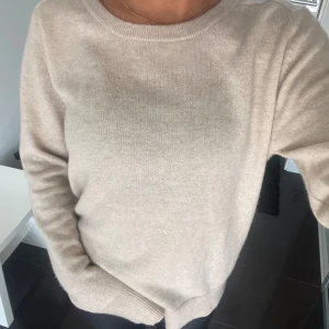 Soft goat tröja - Såå fin tröja från soft goat i 100% Kashmir✨🫶🏻 Storlek L men skulle vela säga att den är väldigt liten i storlek, sitter lite oversize på mig som brukar ha xs! Så fin gråbeige färg 