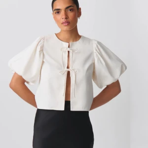 Blus - Från gina, använd en gång. Super populär och slutsåld på deras hemsida🥰