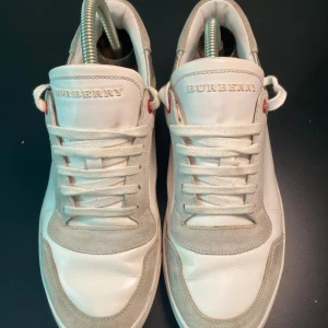 Burberry Skor  - Hej! Säljer nu dessa Burberry skor, storlek 41, skicket bedömer vi är använt men gott skick, tveka inte på att höra av er vid frågor kring skorna! 