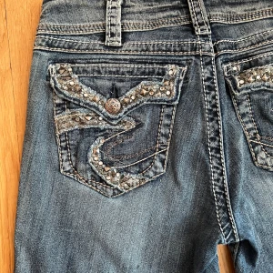 2000s jeans - Jättefina jeans från 2000-talet. De är i bra skick men superfina bakfickor. Märket är Silver jeans😊 Midjan är 41cm rakt över och innerbenslängden är 82cm. De är tyvärr för stora för mig så jag har inga bilder med de på.