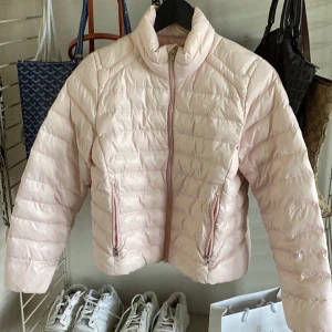 Rosa Ralph lauren jacka - Säljer min rosa Ralph lauren som är i bra skick. Den har vissa fläckar som ni ser på bilderna, och det har gått upp någon sömm men som inte syns. Pris kan diskuteras.