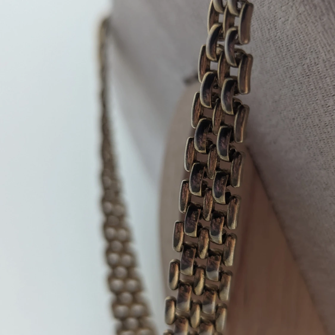 Guldigt halsband med kristalldetaljer - 92