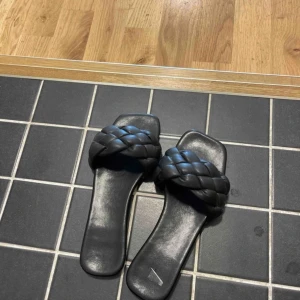 Svarta Sandaler  - Säljer mina helt oanvända sandaler då jag väldigt många skor och dessa kommer inte till användning! Super snygga och passar bar under sommaren och våren, passar till mycket fint! Hör av dig vid intresse❤️