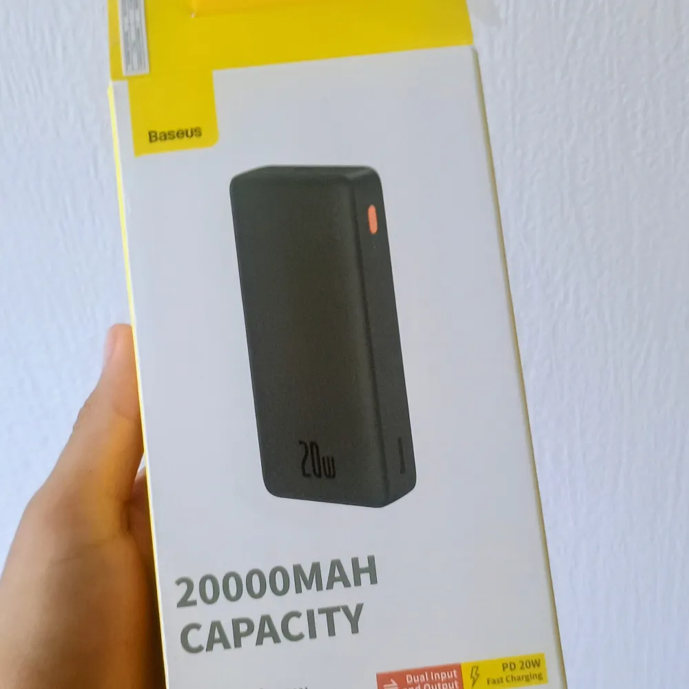 Helt ny 20000 MAH capacity powerbank med fast charging 20W med duel inpur och autput. Den kan lafda din mobil 5 gånger from noll till hundra innan den behlver ladning. . Övrigt.