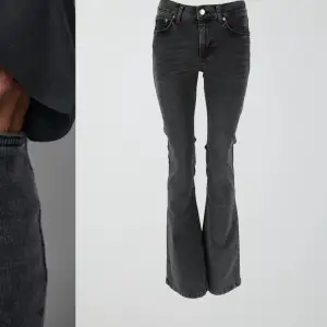 säljer mina bootcut jeans från gina som inte kommer till användning, inga skador eller defekter bara lite slitna nere vid bena❤️tryck gärna på köp nu ❤️