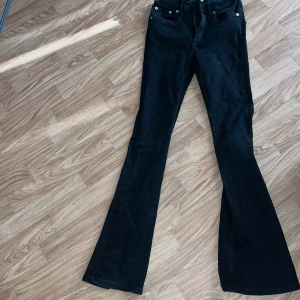 Svarta botcut  - Svarta botcut jeans, använda ett antal gånger men i bra skick, för små för mig därför dom säljs annars sitter dom perfekt på någon som är 160-163