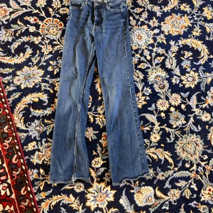 Bootcut jeans - Bootcut jeans! Helt defekt fria! 💖💖Sitter bra på mig på midjan men är dock lite för långa. Som referens har jag vanligtvis storlek 34/36 och är 1,61 m lång. 