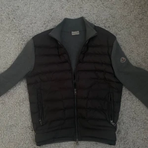 Moncler Cardigan - Säljer nu min eftertraktade moncler cardigan, använd sedan i våras detta året och köptes på Garms market. Skick 9/10. QR kod funkar såväl på armen som inuti. Storlek S men passar även XS. Pris kan diskuteras och det är bara att höra av sig vid frågor