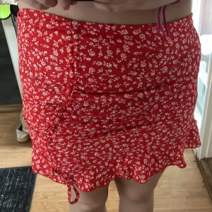 Somrig kjol  - Fin röd sommar kjol, väldigt fin och använd ett antal gånger. Jag har två stycken en i M och en i Xs