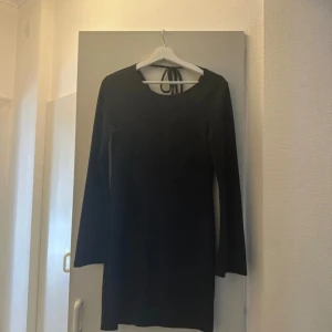 Svart klänning - Säljer denna svarta klänning från Lager157 då den ej kommer till användning. Storlek S, ej någon lapp kvar men helt ny och oanvänd.