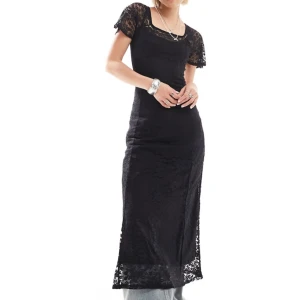 reclaimed vintage långspets klänning - jätte fin och knappt använd, liten defekt som går att fixa se sista bild, därav billigt pris 