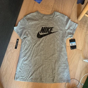 Helt ny Nike T-shirt - Helt ny Nike T-shirt unisex modell st M. Skulle säga att den sitter som vanlig storlek, super najs! Säljer pga aldrig använd lappar kvar.
