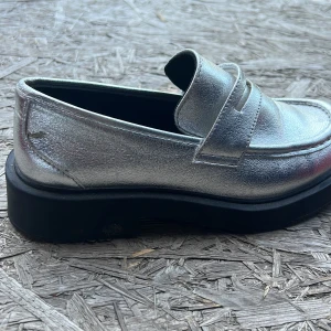 Loafers från zara - Silvriga söta loafers från zara i storlek 35 i bra skick säljer pga att dem är för små