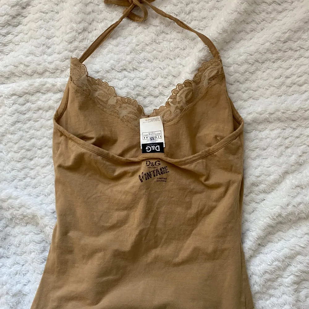 Vintage dolce&gabbana halterneck linne, perfekt y2k topp! Knyts i nacken, står storlek xs men skulle snarare säga att den passar s-m. Fint skick!!! Frakten ligger på 30 kr <33 priset kan diskuteras. . Toppar.