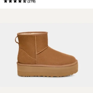 Mini uggs - Ett par mini platå uggs i str 36/37 som jag säljer då dom inte passar längre. Nypris 2500kr som jag köpte i uggs butiken.kp för fler bilder eller frågor. Kan posta dagen dom köps och pris är diskuterbart 💗