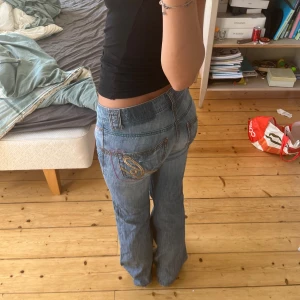 lågmidjade jeans - säljer dessa snygga jeans med coola detaljer💗köpta för 600kr💘skriv om du har någon fråga💕 Midjemått: ca 34cm Innerbenslängd: ca 81cm💓