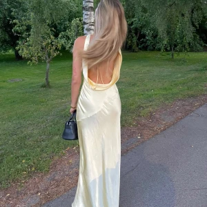 Balklänning - Världens finaste klänning! Specialgjord från Australien 💛 Perfekt till bal eller fest!   Jag är 173 cm lång och den passar mig perfekt 