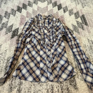 Skjorta/topp - En skjorta/topp från Warehouse, storlek S, en knapp saknas men annars inget fel. 