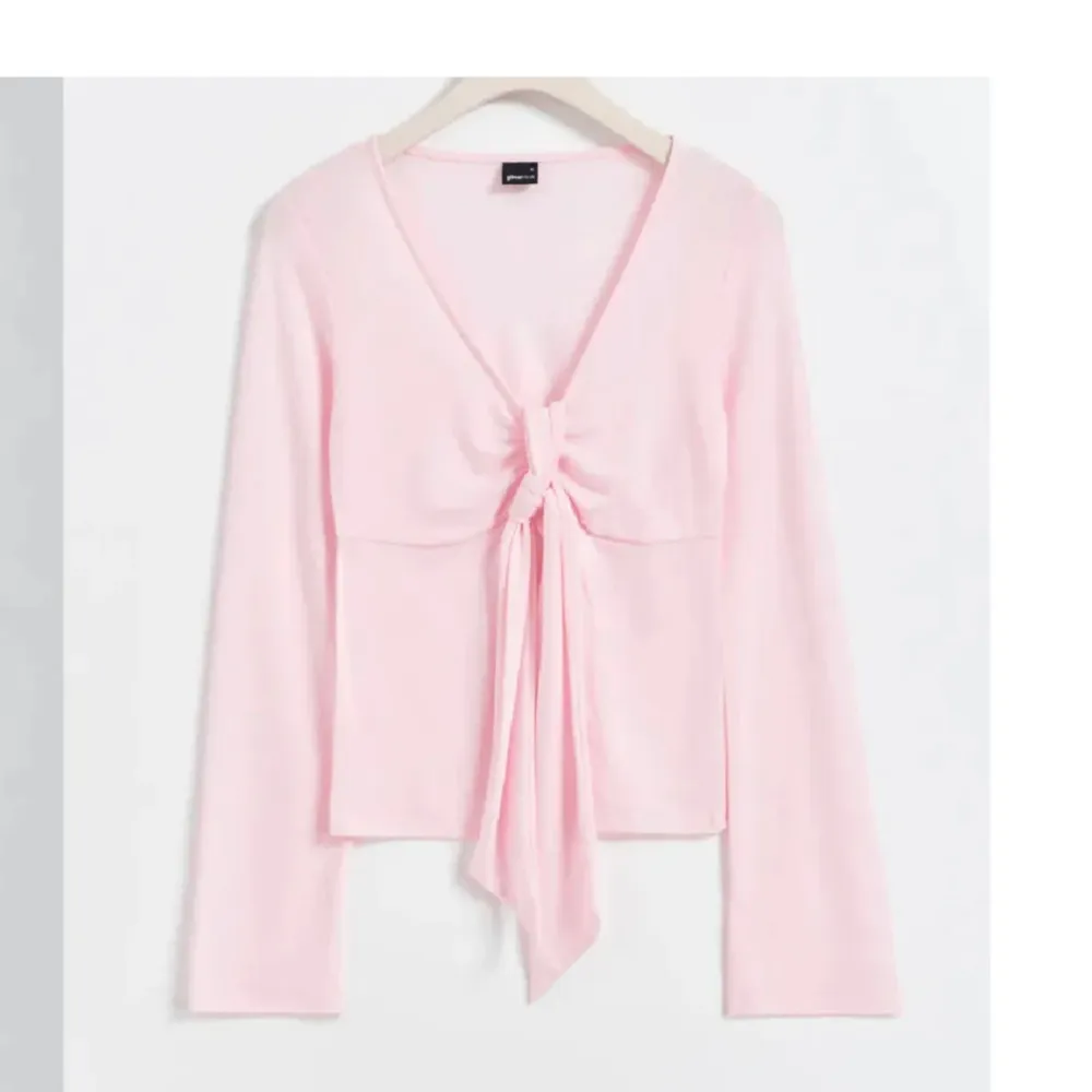 Såå söt rosa tröja från Gina tricot💕 använd 3 gånger, så bra skick. Original pris: 300. Slutsåld!. Puserot.