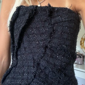 Korsett topp - Säljer denna sjukt snygga korsett topp från zara studios! Med massa delajer och silver glitter! Andvänd fåtal gånger 