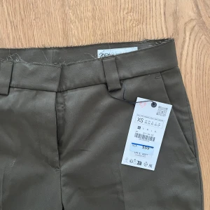 Gröna kostymbyxor  - Helt nya kostymbyxor från Zara med medelhög midja. Aldrig använda med prislappen kvar, nypris 559!