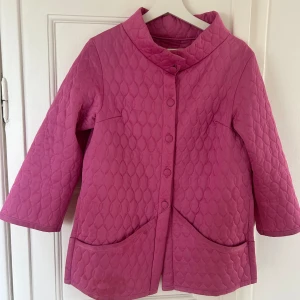 Rosa Jacka  - Säljer min rosa jacka köpt vintage i Paris 2023.  