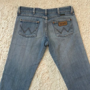 Lågmidjade jeans - Assnygga lågmidjade jeans ifrån wrangler😍😍skriv för mått!! Pris kan diskuteras🫶