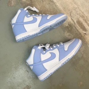 Nike - Dunk High Aluminum (W) - PRODUKTINFORMATION:  SKU: DD1869-107  Färg:Vit/ljusbkå/aluminium  Kartong finns, dock skadad.  Kvitto finns ej  Skick 10/10