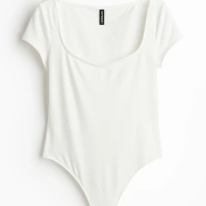 Vit Body - Vit strong body från h&m. Jätte skönt material och den är aldrig använd, lappen sitter kvar!