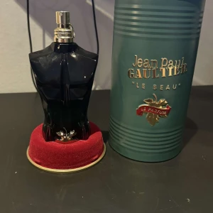 Jean Paul gauiltier le beau le parfum  - Säljer JPG parfymen le beau le parfum i 125ml. Använda ca 2ggr. Det är en fin doft. Orginalpris 1300kr säljer för 800kr. I köpet ingår 10ml av aqua de gio profondo