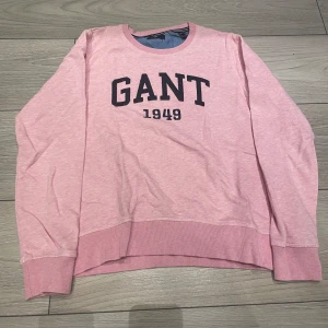 Rosa Gant tröja - Fint skick. Säljs förmodligen inte längre. Skulle jämföra storleken med Xs. Finns i Stockholm 🌸