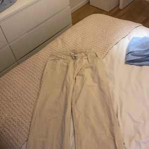 Säljer mina linnebyxor  - Bra skick ja är typ 160 dom är jätte fina på tyvärr så kommer dom inte till användning längre, har använt typ 2 gånger dom är helt nya 💗💗