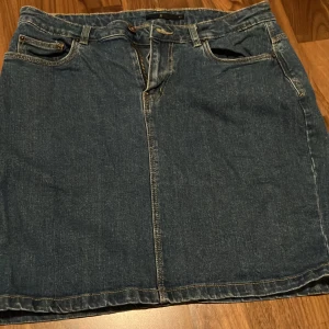 Jeanskjol  - Jättefin jeanskjol, lite högre modell Strl 40  Fint skick 