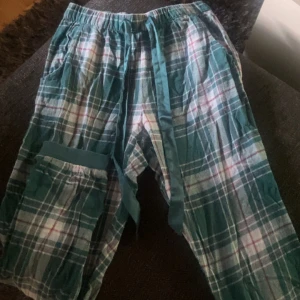 Pyjamasbyxor - Säljer dessa pyjamasbyxor från hunkemöller för att dom inte kommer till användning längre. Men satin liknande knyten.💕