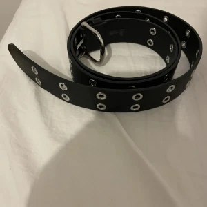 Svart bälte med nitar - Säljer ett svart bälte med silverfärgade nitar. Bältet är i bra skick. Justerbar storlek. Kontakta mig om du har fler frågor 