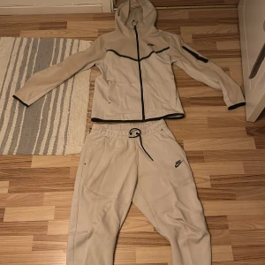 Nike tech  - säljer min Nike tech då jag inte använder den längre.Väldigt bra skick en liten prick på byxan o lite smutsig där nere men inget man tänker på öppen för att diskutera pris. Lite nopprig uppe vid luvan 