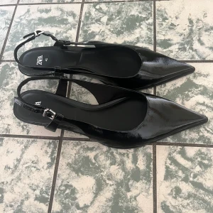 Svarta klackskor med spetsig tå - Ett par slingbacks med spetsig tå från Zara i storlek 41. Skorna är helt oanvända och jag säljer dem för att de inte passar mig🤍