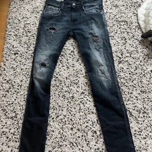 Replay anbass - Snygga Replay anbass i storlek w30 l34 nypris är runt omkring 1800 säljer för endast 500kr Inge defekter.