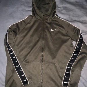 Nike kpfta - Nike kofta äkta i en fin grön färg denna är i barn storlek 