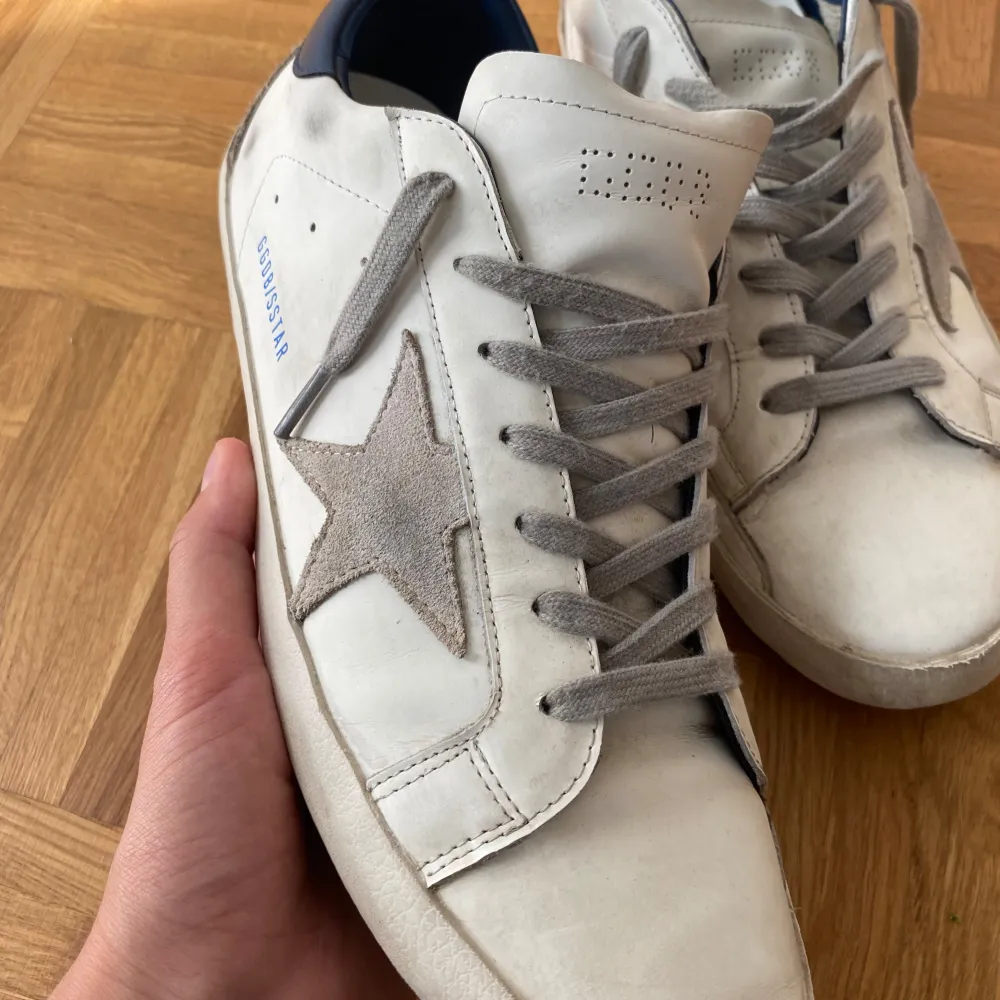 Golden goose   Trendiga golden goose skor 👞 i en blå vit still  stillren färg 🎨 [skick 7/10 lite änvända men. finns även mycket att ge ]  ny pris runt 6000💸 mitt pris 2300 Priset är int hugget i sten 🪨   Mvh Frank. Skor.