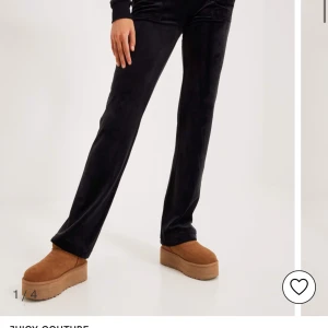 Juicy couture byxor - Säljer mina snygga juicy couture byxor då jag är i behov av pengar, i jätte bra skick