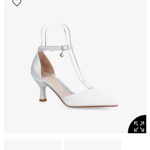 Bröllopsskor - Säljer dessa bröllopsskor från märket Dasia i storlek 37. Använda en dag, har lite små fläckar- se bilder. 300 kr exkl frakt. 