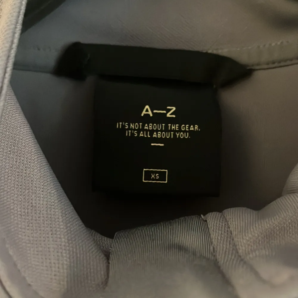 Grå A-Z quarterzip tröja med zip fickor. Sportswear.